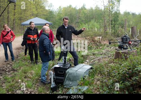 Bonn, Germania. 26th Apr, 2022. Da sinistra: Il Prof. Dr. Alexander Asteroth, Bonn Rhein Sieg University of Applied Sciences, presenta il suo programma per la registrazione dei danni alla foresta causati dai droni, Hendrik WUEST, Wust, CDU, primo Ministro del Nord Reno-Westfalia, primo Ministro Henrik WUEST in una visita al Kottenforst sulla situazione e il futuro della foresta, credito: dpa/Alamy Live News Foto Stock