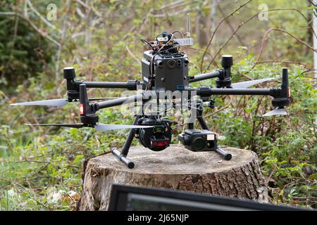 Bonn, Germania. 26th Apr 2022. Un drone per registrare danni alla foresta il primo Ministro Henrik WUEST in una visita al Kottenforst sulla situazione e il futuro della foresta, Credit: dpa/Alamy Live News Foto Stock