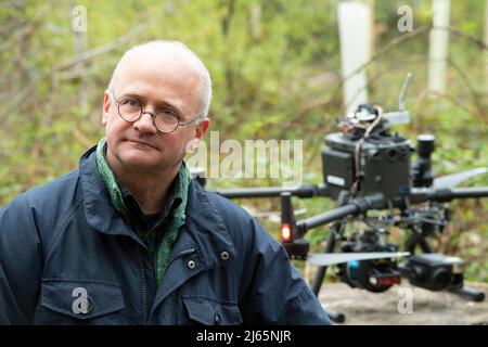 Bonn, Germania. 26th Apr 2022. Il Prof. Dr. Alexander Asteroth, Bonn Rhein Sieg University of Applied Sciences, presenta il suo programma per la registrazione dei danni alla foresta causati dai droni, primo ministro Henrik WUEST in una visita al Kottenforst sulla situazione e il futuro della foresta, Â Credit: dpa/Alamy Live News Foto Stock