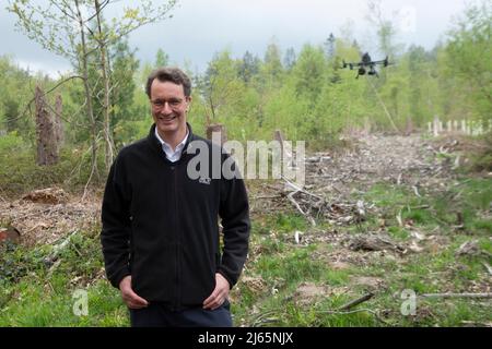 Bonn, Germania. 26th Apr 2022. Hendrik WUEST, WÃ st, CDU, primo ministro del Nord Reno-Westfalia, osserva l'inizio di un drone, il primo ministro Henrik WUEST in visita a Kottenforst sulla situazione e il futuro della foresta, Â credito: dpa / Alamy Live News Foto Stock