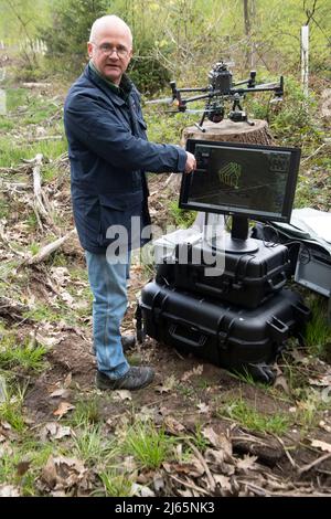 Bonn, Germania. 26th Apr 2022. Il Prof. Dr. Alexander Asteroth, Bonn Rhein Sieg University of Applied Sciences, presenta il suo programma per la registrazione dei danni alla foresta causati dai droni, il primo Ministro Henrik WUEST in una visita al Kottenforst sulla situazione e il futuro della foresta, Credit: dpa/Alamy Live News Foto Stock