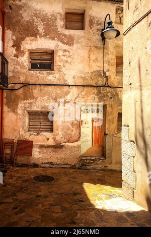 Finestrat, Alicante, Spagna- 23 aprile 2022: Facciata vecchia con bella porta dipinta nella città di Finestrat Foto Stock