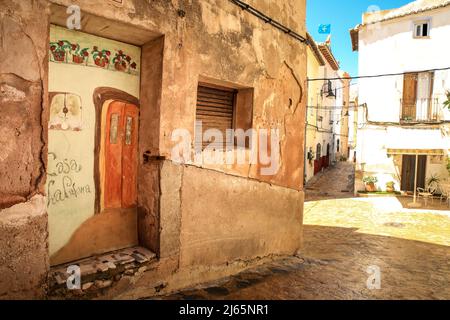 Finestrat, Alicante, Spagna- 23 aprile 2022: Facciata vecchia con bella porta dipinta nella città di Finestrat Foto Stock