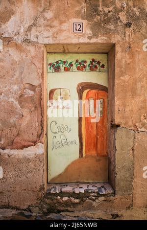 Finestrat, Alicante, Spagna- 23 aprile 2022: Facciata vecchia con bella porta dipinta nella città di Finestrat Foto Stock