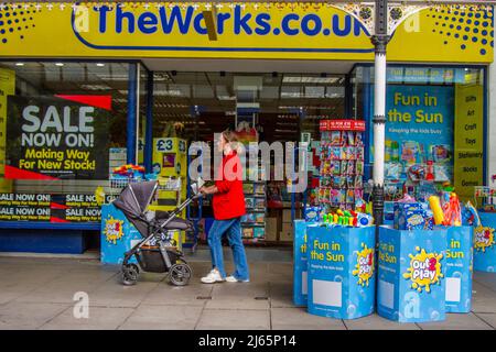 ''The Works' in Lords Street Southport, Regno Unito. Offerte speciali per una divertente giornata al sole. Foto Stock