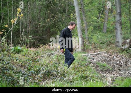 Bonn, Germania. 26th Apr 2022. Hendrik WUEST, WÃ st, CDU, primo ministro del Nord Reno-Westfalia, cammina attraverso la foresta, il primo ministro Henrik WUEST in visita a Kottenforst sulla situazione e il futuro della foresta, Â credito: dpa / Alamy Live News Foto Stock