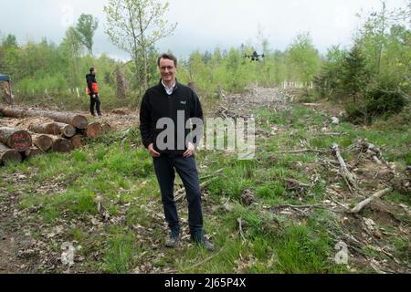 Bonn, Germania. 26th Apr 2022. Hendrik WUEST, WÃ st, CDU, primo ministro del Nord Reno-Westfalia, osserva l'inizio di un drone, il primo ministro Henrik WUEST in visita a Kottenforst sulla situazione e il futuro della foresta, Â credito: dpa / Alamy Live News Foto Stock