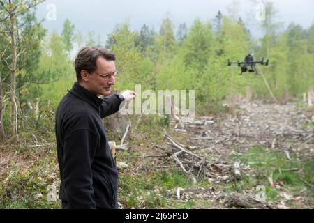 Bonn, Germania. 26th Apr 2022. Hendrik WUEST, Wust, CDU, primo Ministro del Nord Reno-Westfalia, osserva l'inizio di un drone, primo Ministro Henrik WUEST in visita a Kottenforst sulla situazione e il futuro della foresta, Credit: dpa/Alamy Live News Foto Stock