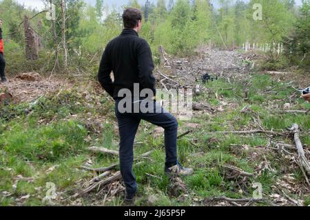 Bonn, Germania. 26th Apr 2022. Hendrik WUEST, WÃ st, CDU, primo ministro del Nord Reno-Westfalia, osserva il lancio di un drone, il primo ministro Henrik WUEST in visita a Kottenforst sulla situazione e il futuro della foresta, Â credito: dpa / Alamy Live News Foto Stock