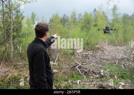 Bonn, Germania. 26th Apr 2022. Hendrik WUEST, Wust, CDU, primo Ministro del Nord Reno-Westfalia, osserva l'inizio di un drone, primo Ministro Henrik WUEST in visita a Kottenforst sulla situazione e il futuro della foresta, Credit: dpa/Alamy Live News Foto Stock