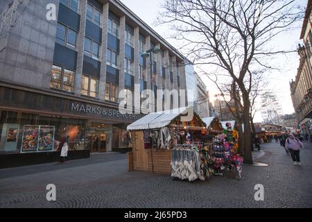 Vista di un mercatino di Natale a Fargate a Sheffield nel Regno Unito Foto Stock