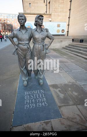 La statua delle Donne d'acciaio a Sheffield nel Regno Unito Foto Stock