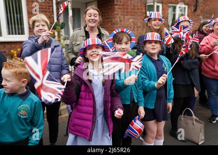 I residenti di Church Hill a Redditch aspettano di ascoltare i membri del Royal Marines Band Service suonare un medley di melodie per riconoscere alla comunità di salire per celebrare il Giubileo del platino della Regina Elisabetta questo giugno, con oltre 40 grandi pranzi giubilari in programma per riunire i vicini nelle strade locali. Data foto: Giovedì 28 aprile 2022. Foto Stock