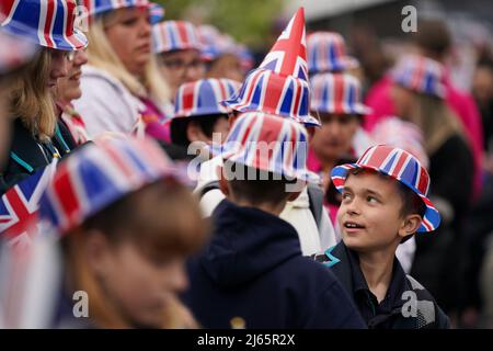 I residenti di Church Hill a Redditch aspettano di ascoltare i membri del Royal Marines Band Service suonare un medley di melodie per riconoscere alla comunità di salire per celebrare il Giubileo del platino della Regina Elisabetta questo giugno, con oltre 40 grandi pranzi giubilari in programma per riunire i vicini nelle strade locali. Data foto: Giovedì 28 aprile 2022. Foto Stock