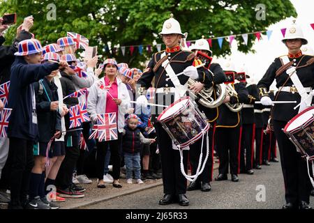 I membri del Royal Marines Band Service sorprendono i residenti di Church Hill a Redditch, vicino a Birmingham, mentre suonano un medley di melodie per riconoscere alla comunità di aver iniziato a celebrare il Giubileo del platino della Regina Elisabetta questo giugno, Con oltre 40 grandi pranzi giubilari progettati per riunire i vicini sulle strade locali. Data foto: Giovedì 28 aprile 2022. Foto Stock