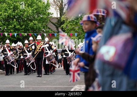 I membri del Royal Marines Band Service sorprendono i residenti di Church Hill a Redditch, vicino a Birmingham, mentre suonano un medley di melodie per riconoscere alla comunità di aver iniziato a celebrare il Giubileo del platino della Regina Elisabetta questo giugno, Con oltre 40 grandi pranzi giubilari progettati per riunire i vicini sulle strade locali. Data foto: Giovedì 28 aprile 2022. Foto Stock