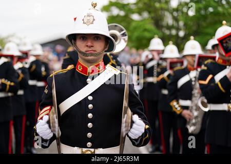 I membri del Royal Marines Band Service sorprendono i residenti di Church Hill a Redditch, vicino a Birmingham, mentre suonano un medley di melodie per riconoscere alla comunità di aver iniziato a celebrare il Giubileo del platino della Regina Elisabetta questo giugno, Con oltre 40 grandi pranzi giubilari progettati per riunire i vicini sulle strade locali. Data foto: Giovedì 28 aprile 2022. Foto Stock