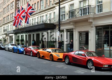 Auto sportive fuori dal May Fair Hotel, Stratton Street, Mayfair, West London, Regno Unito Foto Stock