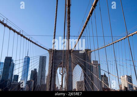 Vista grandangolare a piedi attraverso il ponte di Brooklyn da Manhattan a DUMBO a Brooklyn, New York USA Foto Stock