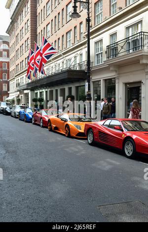 Auto sportive fuori dal May Fair Hotel, Stratton Street, Mayfair, West London, Regno Unito Foto Stock