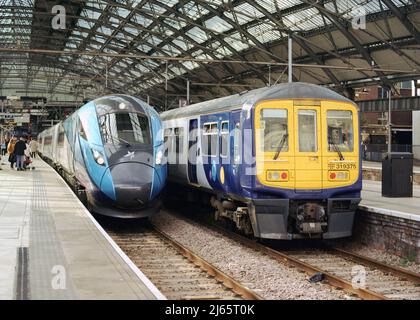 Liverpool, UK - 2 aprile: Treno espresso (Classe 802) e treno locale (Classe 319) alla stazione di Liverpool Lime Street. Foto Stock