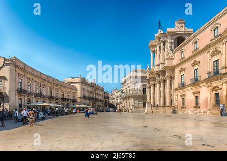 SIRACUSA, ITALIA - 14 AGOSTO 2021: La piazza panoramica del Duomo sull'isola di Ortigia, Siracusa, Sicilia, Italia Foto Stock