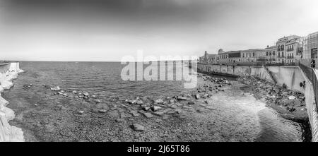 SIRACUSA, ITALIA - 14 AGOSTO 2021: Una giornata di sole sul lungomare di Ortigia, il centro storico di Siracusa, Sicilia, Italia Foto Stock