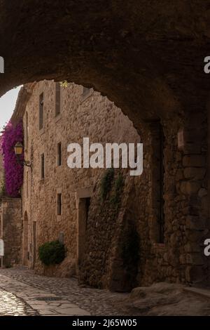 vecchia strada di pietra nella città medievale di pals sulla costa brava Foto Stock