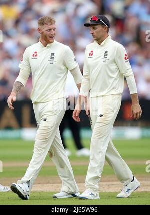 Foto di archivio datata 04-08-2019 di ben Stokes (a sinistra) e Joe Root dell'Inghilterra. Ben Stokes è stato nominato nuovo capitano di test in Inghilterra e afferma di essere “onorato” di accettare il ruolo. Stokes prende il controllo da Joe Root, che ha rinunciato all'inizio di questo mese dopo cinque anni ed un record 64 giochi in carica. Data di emissione: Giovedì 28 aprile 2022. Foto Stock