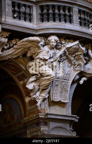 Roma. Italia. Basilica di Santa Maria del Popolo. Cantoria / soppalco d'organo, dettaglio che mostra un angelo che sostiene lo stemma di Papa Alessandro VII. Circa Foto Stock