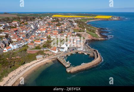 Vista aerea del pittoresco porto di pescatori di Crail, East Neuk, Fife, Scozia Foto Stock