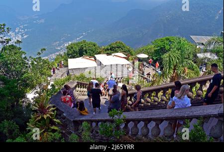 RIO DE JANEIRO, BRASILE - 16 MARZO 2022: Turisti che lasciano il punto di vista Corcovado a Rio Foto Stock