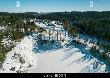 Bellissimo filmato aereo invernale del parco di montagna Ruskeala a Karelia nel 4K Foto Stock