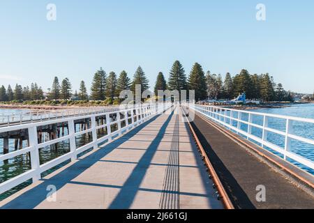 Da Victor Harbour a Granite Island, nuova strada rialzata vista dalla terraferma in un giorno, la Penisola di Fleurieu, Australia Meridionale Foto Stock