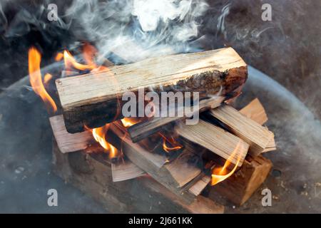 sviluppo di fumo su tronchi bruciati Foto Stock