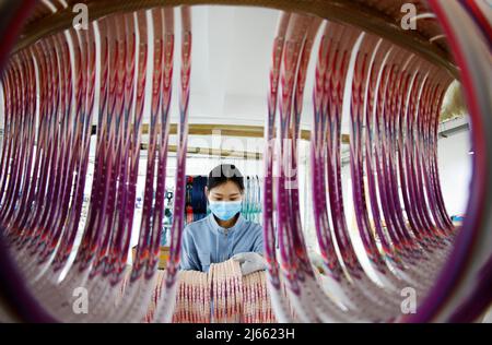 SUQIAN, CINA - 28 APRILE 2022 - Un lavoratore effettua ordini in un laboratorio di un racket di alta qualità in fibra di carbonio di badminton a Suqian, Jiangsu della Cina orientale Foto Stock