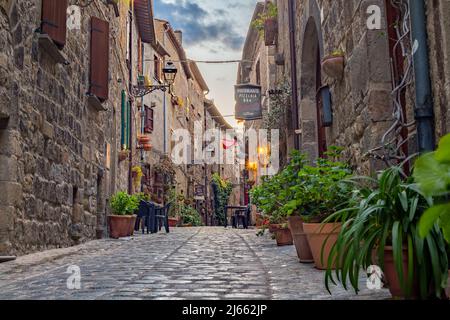 Bella vecchia strada della famosa città medievale di Bolsena, città medievale, Italia, Lazio, provincia di Viterbo. Foto Stock