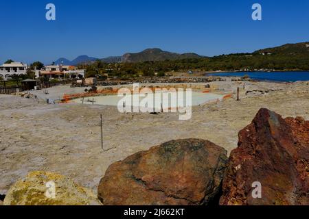 Italia, Sicilia, aprile 8, Isole Eolie, bagno di fango sulfureo sull'isola di Vulcano, il lago termale dell'isola Eoliana continua ad essere sequestrato e l'indagine della Procura di Barcellona continua nel 2022. Nello stagno termale che è stato sotto sequestro dall'estate 2019. Foto Stock