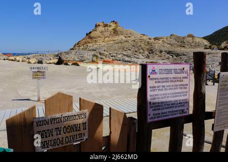 Italia, Sicilia, aprile 8, Isole Eolie, bagno di fango sulfureo sull'isola di Vulcano, il lago termale dell'isola Eoliana continua ad essere sequestrato e l'indagine della Procura di Barcellona continua nel 2022. Nello stagno termale che è stato sotto sequestro dall'estate 2019. Foto Stock