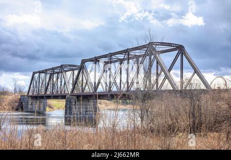 Ponte a traliccio a doppia apertura costruito nel 1893 attraversando il fiume Mississippi in primavera a Galetta, Ontario, Canada Foto Stock