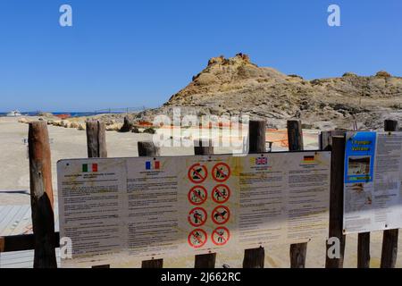 Italia, Sicilia, aprile 8, Isole Eolie, bagno di fango sulfureo sull'isola di Vulcano, il lago termale dell'isola Eoliana continua ad essere sequestrato e l'indagine della Procura di Barcellona continua nel 2022. Nello stagno termale che è stato sotto sequestro dall'estate 2019. Foto Stock