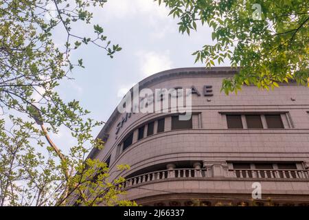 Shinsegae Department Store, 21 aprile 2022 : il negozio principale di Shinsegae Department Store a Seoul, Corea del Sud. Il gigante retail della Corea del Sud Shinsegae Group possiede grandi magazzini e una catena di supermercati e-Mart. Il gruppo opera Starbucks nel paese. Credit: Lee Jae-Won/AFLO/Alamy Live News Foto Stock