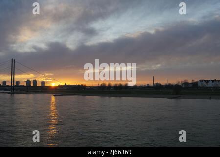 Vista sul Rheinkniebrücke, ponte sul ginocchio del Reno in lingua inglese, edifici di uffici dal porto e la città da Oberkassel nel crepuscolo, Foto Stock