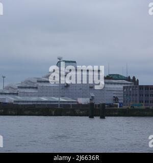 Germania, Amburgo, Porto, 16 aprile 2022, Ore 4 parte del superyacht di lusso Dilbar, la nave è coperta da teli, attribuiti all'oligarca russo Foto Stock