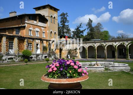 Potsdam, Germania. 28th Apr 2022. La Casa del Giardiniere (l) fa parte delle Terme Romane del Parco Sanssouci. Dal 1 maggio al 31 ottobre, le Terme Romane ospiteranno la mostra 'Think Care. Futuro per il sito patrimonio mondiale delle terme romane." sarà in mostra. Credit: Bernd Settnik/dpa/Alamy Live News Foto Stock