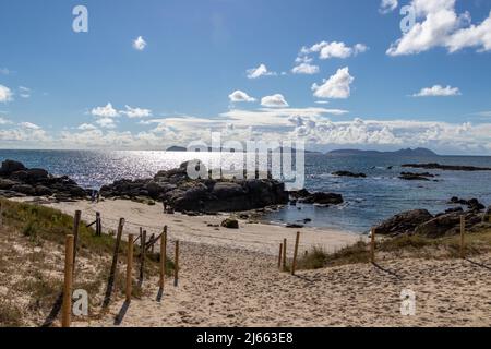 Vigo, Spagna - Apr 23, 2020: Bellissima spiaggia di sabbia di Samil di fronte all'oceano Atlantico vicino a Vigo in Galizia Foto Stock