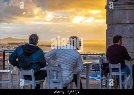 Vigo, Spagna - Apr 23, 2020: Tramonto mozzafiato sul porto di Vigo in Galizia Foto Stock