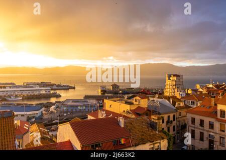 Vigo, Spagna - Apr 23, 2020: Tramonto mozzafiato sul porto di Vigo in Galizia Foto Stock