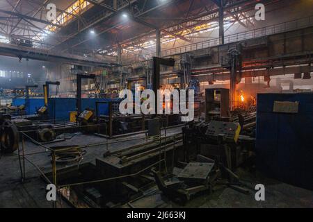 Processo di getto di tubo di ferro alla fonderia. Foto Stock