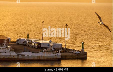 Vigo, Spagna - Apr 23, 2020: Tramonto mozzafiato sul porto di Vigo in Galizia Foto Stock